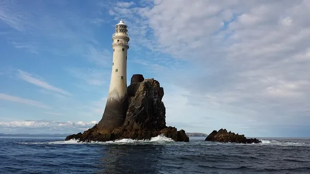 faro en roca