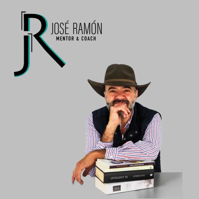 José Ramón Otero, mentor y coach, junto a una selección de libros