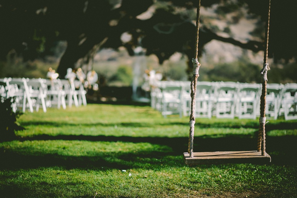 Jardín con sillas para una boda.
