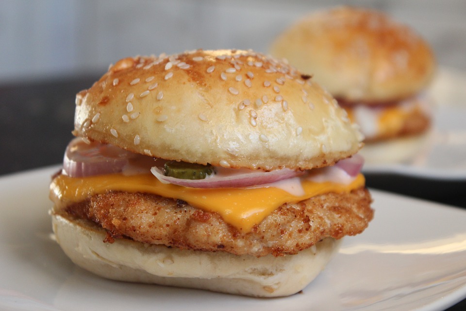 Una hamburguesa con queso, en un plato.