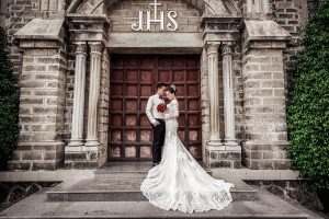 Novios ante la puerta de una iglesia.