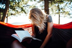 Mujer leyendo un libro
