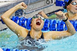 Un nadador festeja su triunfo y el ganar la medalla de oro