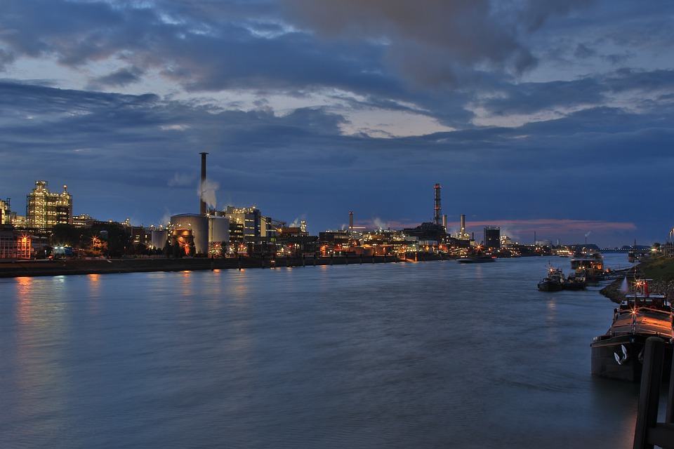 Panorámica de empresas y fabricas junto a un río.