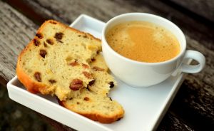 café negro en taza acompañado de rebanadas de panqué.