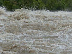 Aguas bravas que bajan cafés como parte de una riada que dejaron las intensas lluvias en la parte alta de los montes.