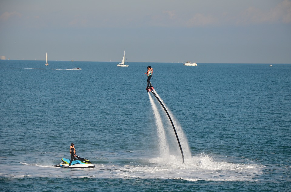 un practicante de flyboard, disfrutando de la experiencia de flotar sobre el agua.