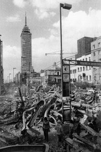 Foto de la torre Latino Americana en blanco y negro después del terremoto de la Ciudad de México en 1985