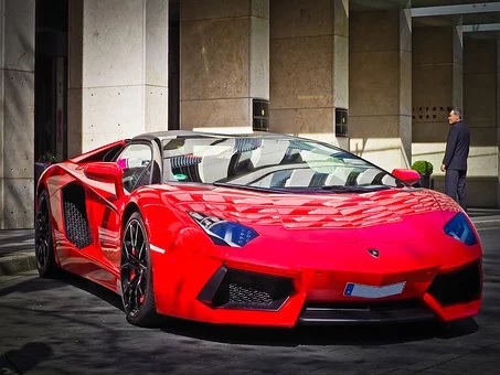 Imagen de un coche deportivo rojo de la marca Lamborghini.