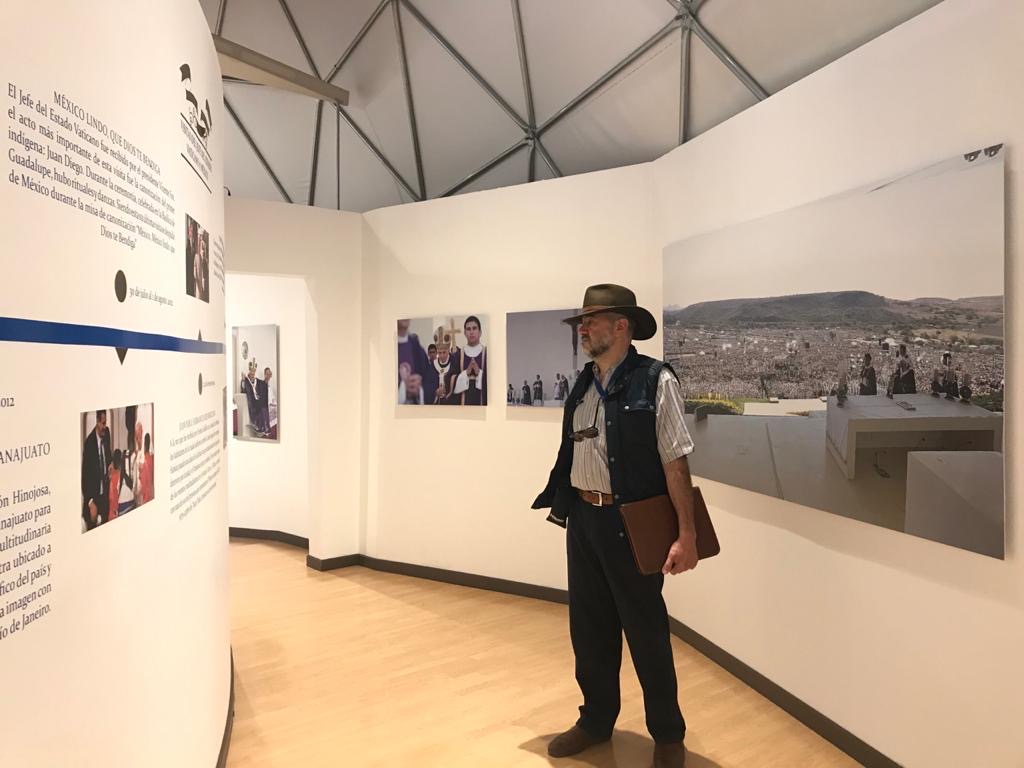 Imagen de JR ante la historia de las visitas papales en la exposición la “Sacristía del Papa Benedicto XVI” en el parque Bicentenario, Silao, Guanajuato.