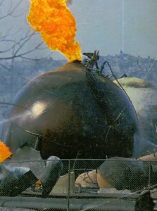 Tanques para el almacenaje de gas ardiendo después de las explosiones de San Juanico en 1984