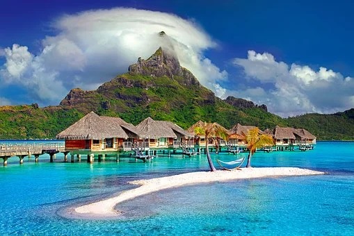 Mar azul turquesa, playas de arena fina, bungalow sobre las aguas, paisaje paradisiaco de fondo. Simplemente la imagen de Bora Bora