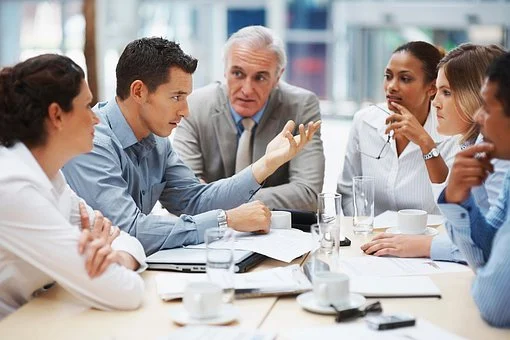 Reunión de trabajo, en la que puedes hacer quedar bien a tu jefe, y a tus compañeros de trabajo.